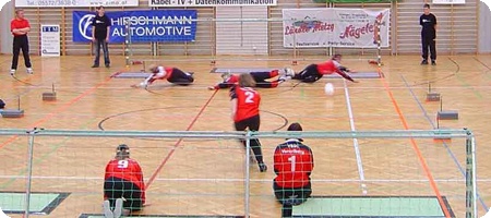 Immagine di due squadre che si fronteggiano durante una partita di torball